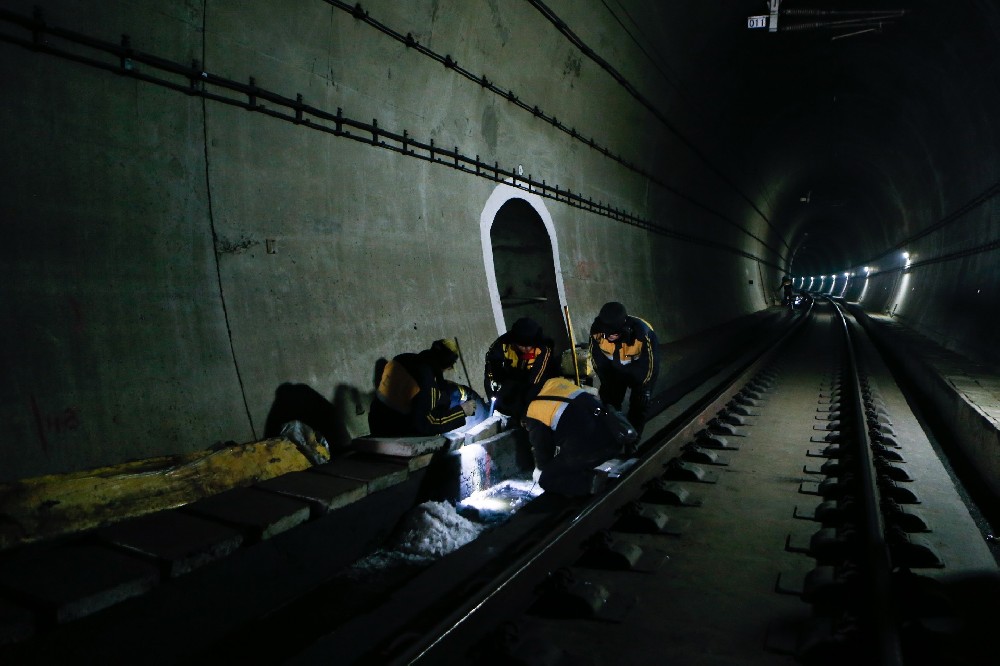 礼纪镇铁路运营隧道病害现状